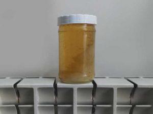 گذاشتن عسل رس شده در آب گرم